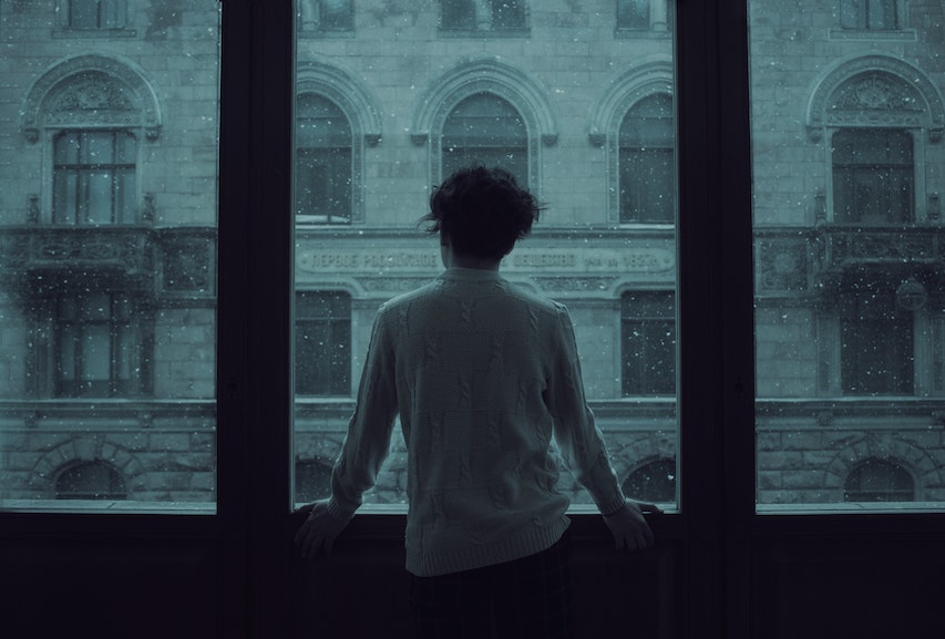 eenzaam jongen raam